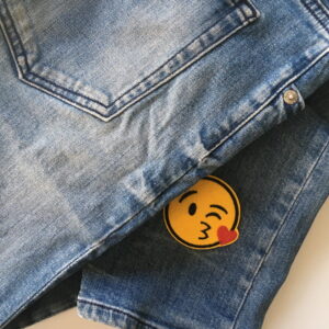 Alternative view of Smiley bisou – Écusson