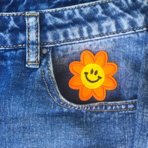 Alternative view of Fleur orange joyeuse – Écusson
