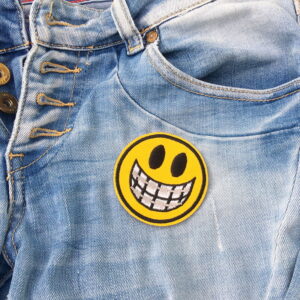 Alternative view of Smiley avec appareil dentaire – Écusson