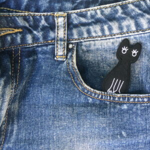 Yeux de chat maquillés – Écusson – Image 2