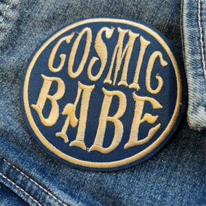 Alternative view of Cosmic Babe – Écusson