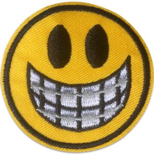 Smiley avec appareil dentaire – Écusson